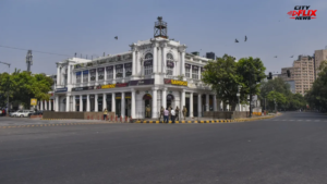 दिल्ली के कनॉट प्लेस स्थित सफेद औपनिवेशिक शैली की इमारत और आसपास की सड़क का दृश्य।