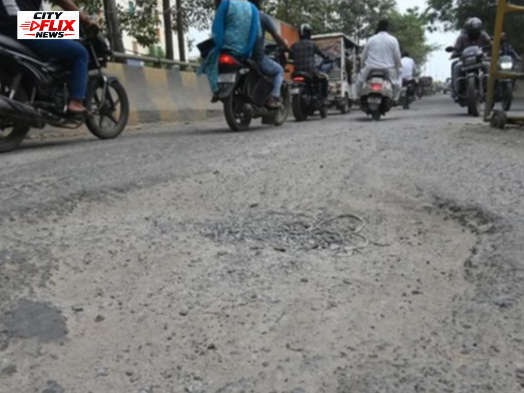 प्रयागराज में हाईकोर्ट के सामने पानी की टंकी ROB पर गहरे गड्ढों और क्षतिग्रस्त सड़क की सांकेतिक तस्वीर।