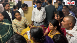 प्रयागराज के सलोरी में अधिवक्ता हत्याकांड के बाद अस्पताल में जुटे परिजन और लोग