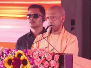 प्रयागराज दौरे के दौरान मंच से संबोधित करते उत्तर प्रदेश के मुख्यमंत्री योगी आदित्यनाथ।