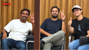 दिल्ली में हिरासत के दौरान CJP के तीन सदस्य सौरव दास, आशुतोष रांका और अजिंक्य शिंदे एक साथ बैठे हुए।